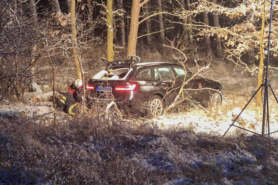 Der BMW landete im angrenzenden Waldstück.
