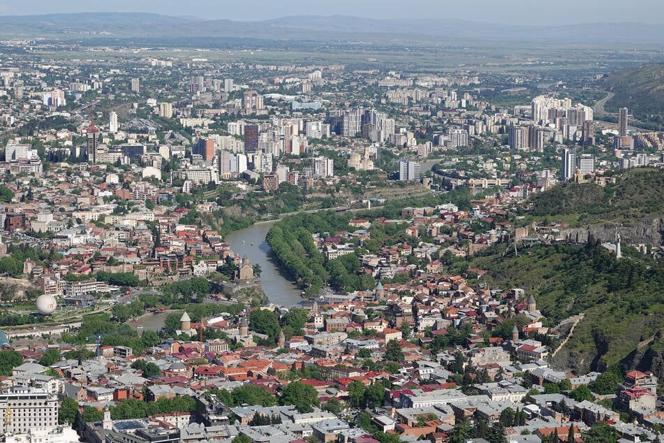 Georgiens Hauptstadt Tiflis ist einer der Orte, von denen aus die Anlagebetrug-Mafia agiert.