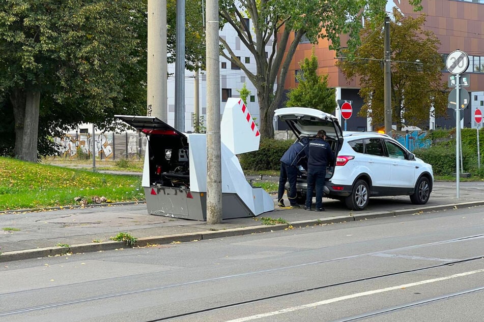 Ordnungsamt-Mitarbeiter richteten den Superblitzer am Montagvormittag ein.