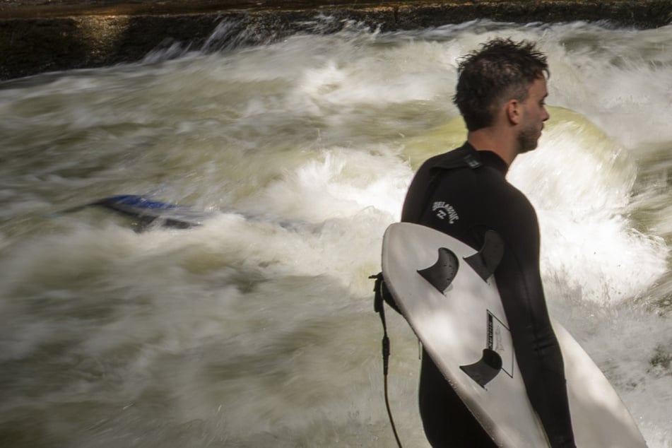 München: Surfer in Sorge: Eisbachwelle in München ist verschwunden