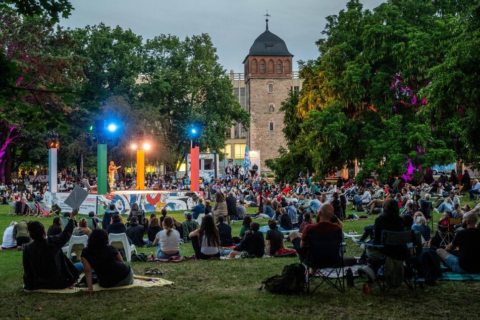Viele Besucher waren am vergangenen Freitagabend beim "Poetry Slam"-Abend im Stadthallenpark.