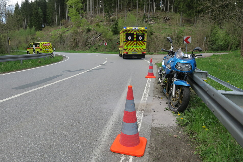Schwerer Unfall auf der Muldenstraße in Eibenstock: Ein Biker kam von der Straße ab und stürzte.