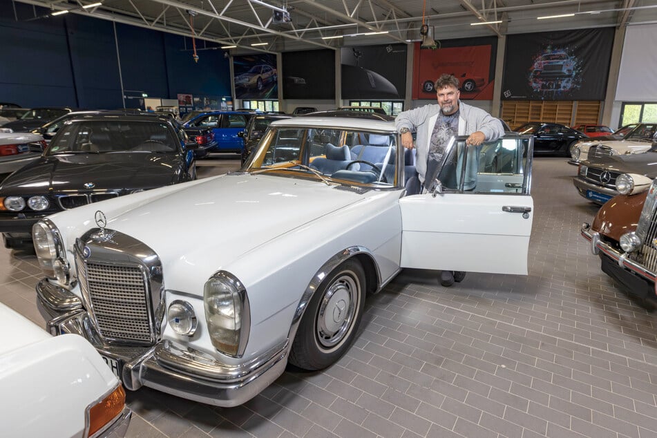 Auto-Liebhaber Franz Olender (47) am Mercedes von Udo Jürgens.