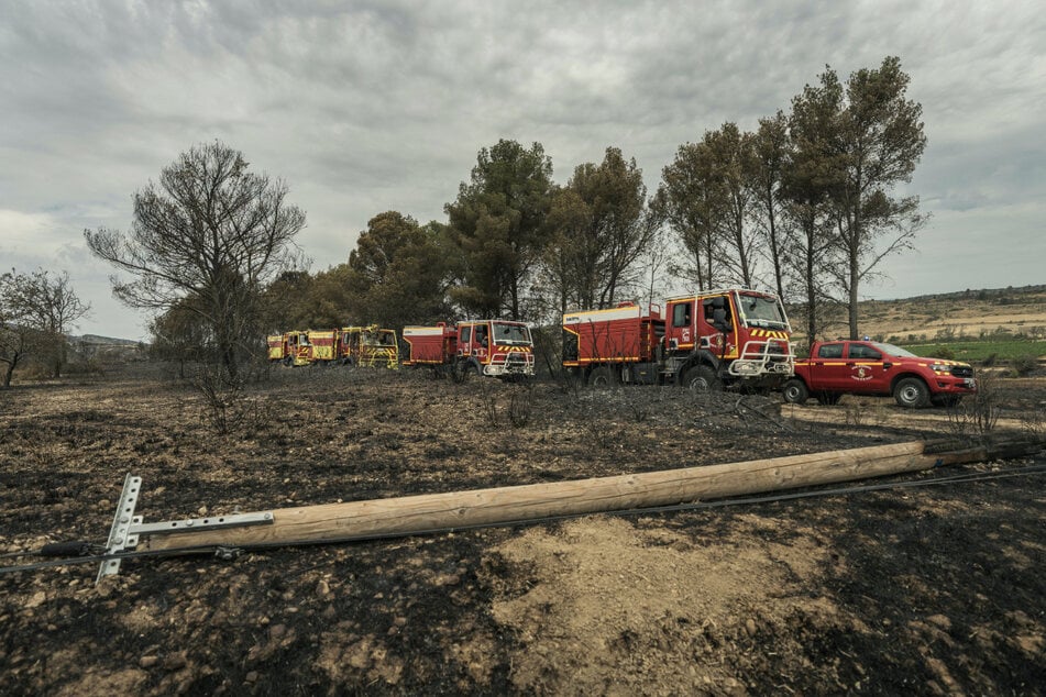 Feuerwehrfahrzeuge in der Nähe des Ortes Fontcouverte.
