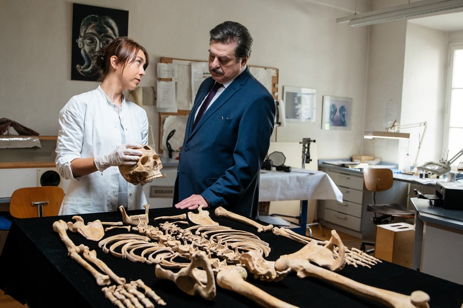 Livia Kronsdorfer zeigt Hofrat Alfons Seywald das ausgegrabene Skelett.