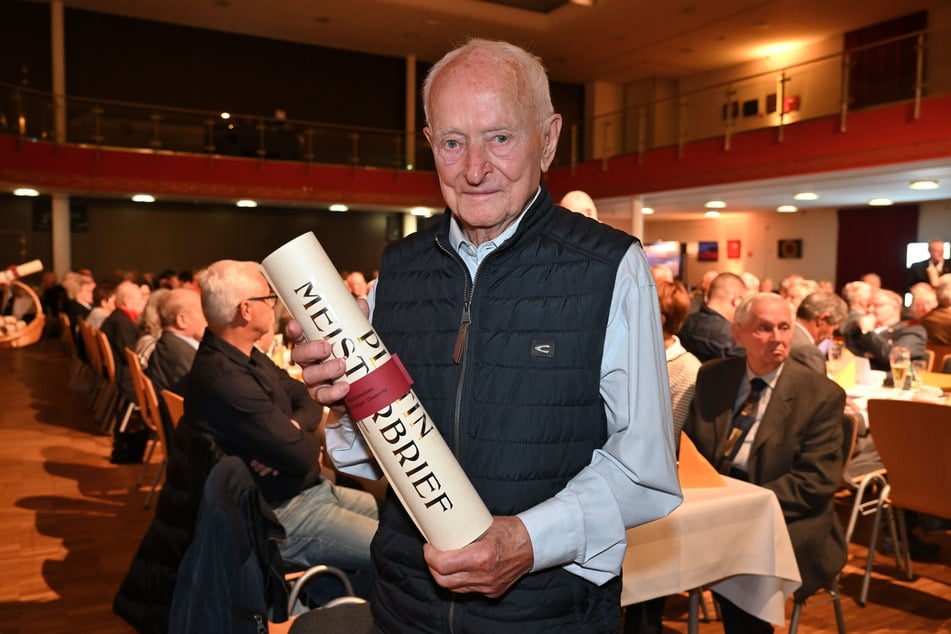 Bäckermeister Heinz Vogel (93) hat den Platin-Meisterbrief von der Handwerkskammer erhalten.