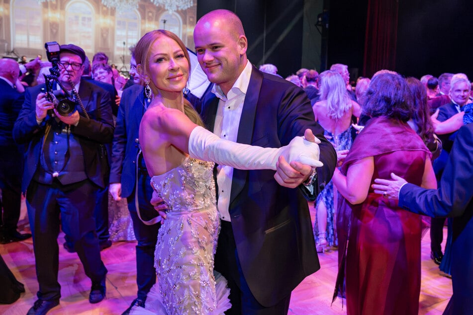 Jenny Elvers (54) nimmt ihren Sohn Paul Jolig (25) regelmäßig mit zu öffentlichen Auftritten, so auch auf den Leipziger Opernball.