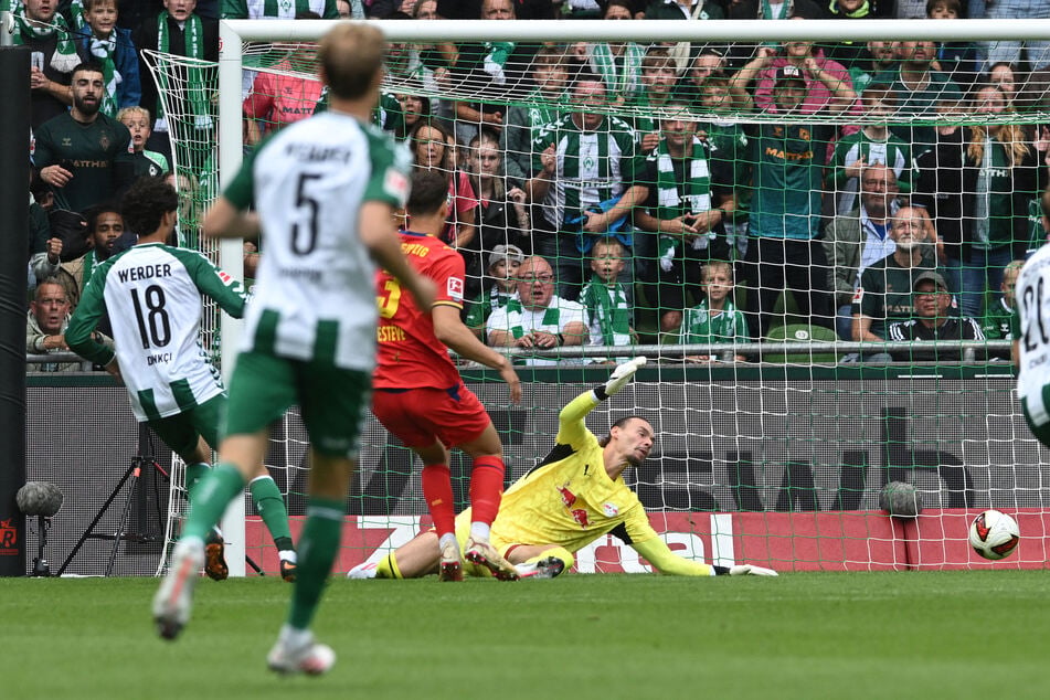 Nach einem leichten RB-Fehler schaltete Bremen ganz schnell um und ging nach vier Minuten bereits in Führung.