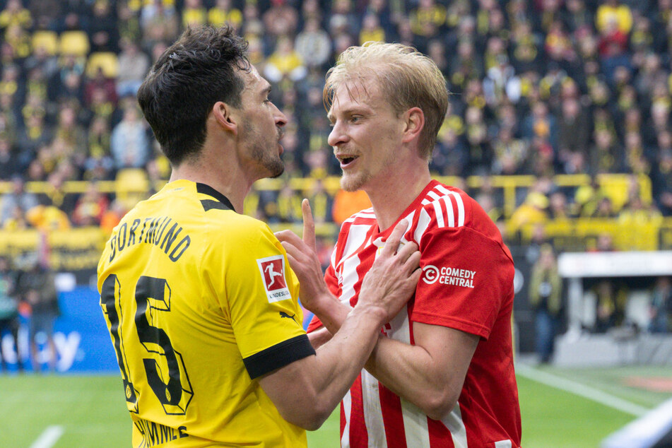 Dortmunds Mats Hummels (34, l.) und Morten Thorsby von Union Berlin (26) sprechen auf dem Platz miteinander.