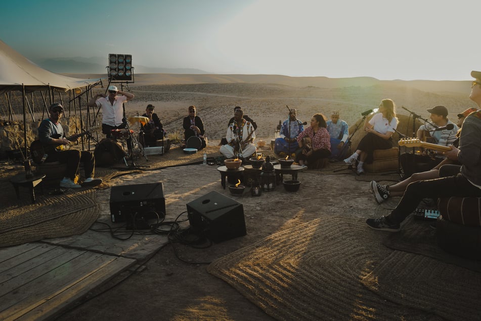 Das große Finale: Die Band Juli performt bei Sonnenuntergang zusammen mit lokalen Artists in der Wüste Marokkos ihren Song "Dieses Leben".
