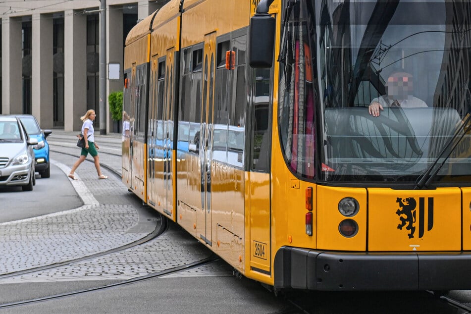 Schüler im Alter von neun bis zehn Jahren sind in einer Dresdner Straßenbahn bedroht worden. (Symbolfoto)