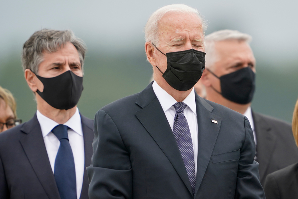 US-Präsident Joe Biden (78) und Außenminister Antony Blinken (59, l.), bei der Rückführung von elf der 13 US-Soldaten, die am 26. August bei einem Selbstmordanschlag in Kabul getötet wurden.