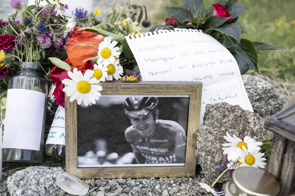 Am Unfallort entstand rasch eine Gedenkstätte für den verunglückten Gino Mäder.