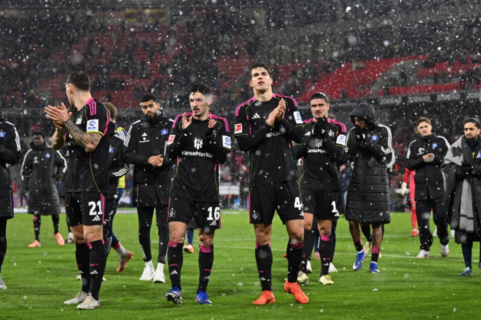 Hängende Köpfe nach dem Spiel in Freiburg: Der HSV flog am Wochenende mit einer bitteren 1:2-Niederlage zurück nach Hamburg.