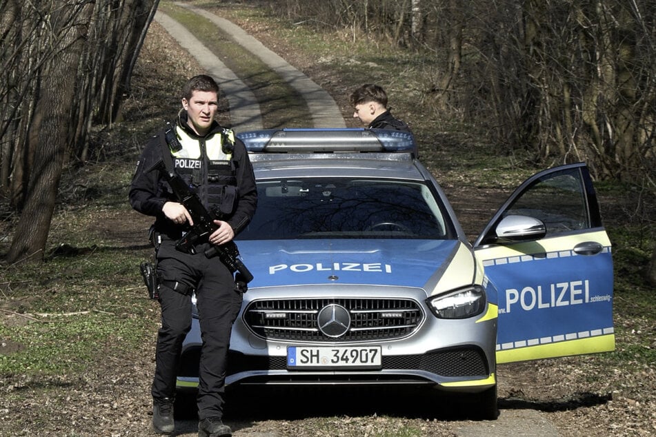 Großeinsatz in Waldstück! Polizei sucht nach verdächtiger Person