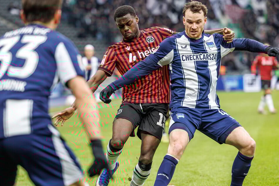 Pascal Klemens (21, r.) fehlt wegen der ungeklärten Zukunft auch in Münster im Aufgebot.