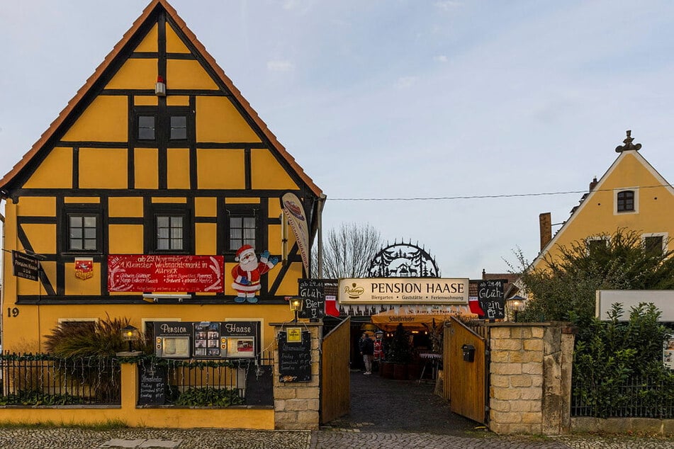 Sogar mit Schwibbogen: Der Innenhof der Pension Haase ist winterlich geschmückt.