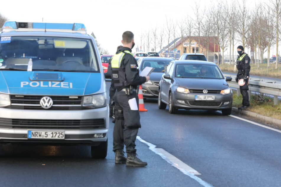 On Saturday, police officers from North Rhine-Westphalia searched arriving vehicles in Luise-Otto-Peters-Allee, near Leipzig.
