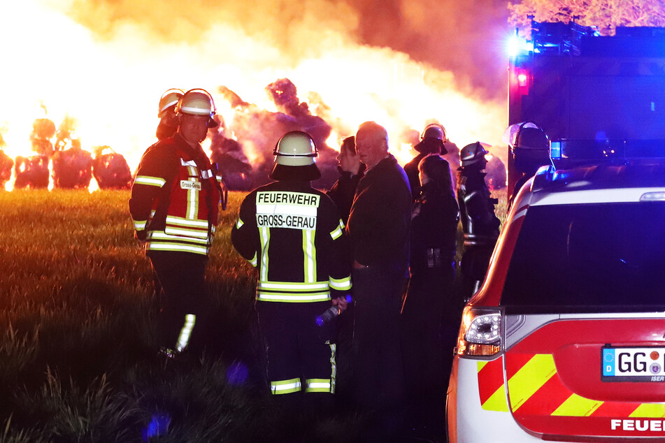 Die Feuerwehr konnte den Brand nicht löschen: Rund 180 Heuballen brannten bei Groß-Gerau am späten Montagabend und in der Nacht zu Dienstag kontrolliert ab.