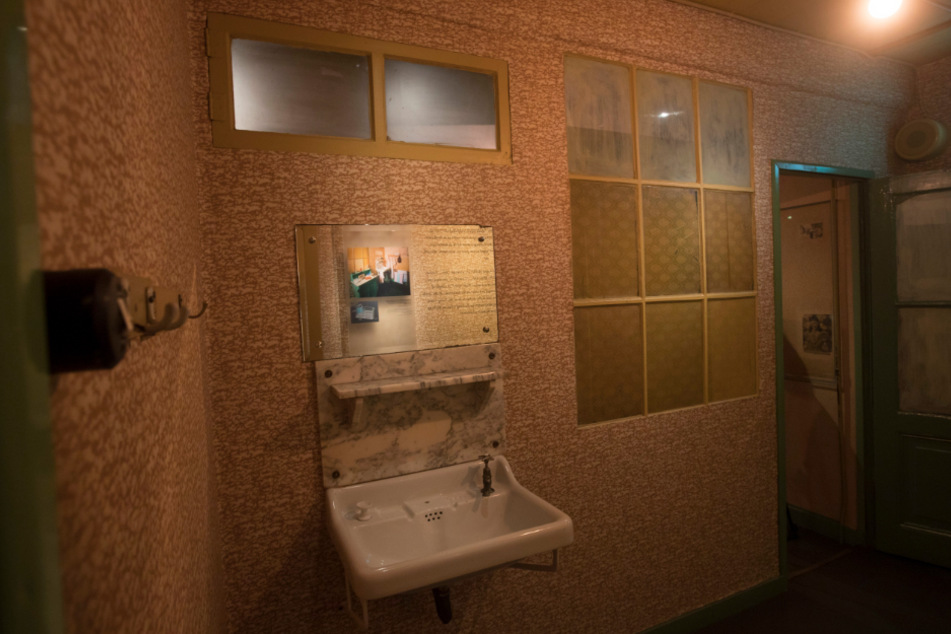 Amsterdam: Der geheime Anbau mit seinen abgedunkelten Fenstern ist im neu renovierten Anne-Frank-Haus zu sehen. Im Hinterhaus hatte das jüdische Mädchen Anne im Versteck vor den Nazis ihr weltberühmtes Tagebuch geschrieben.