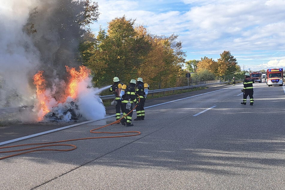 Als die Feuerwehr eintraf, stand der Audi TT bereits in Vollbrand.