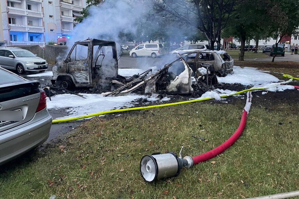Die Feuerwehr konnte die Flammen unter Kontrolle bringen. Vom Wohnmobil blieb allerdings nicht viel übrig.