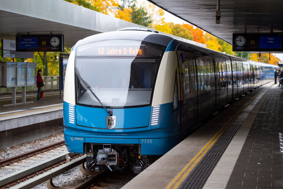 Ein so genannter Jubiläumszug, ein U-Bahnzug mit spezieller Beklebung im historischen Design, fährt anlässlich eines Pressetermins der Stadtwerke München zum 50-jährigen Bestehen der U-Bahn in den U-Bahnhof Kieferngarten ein.