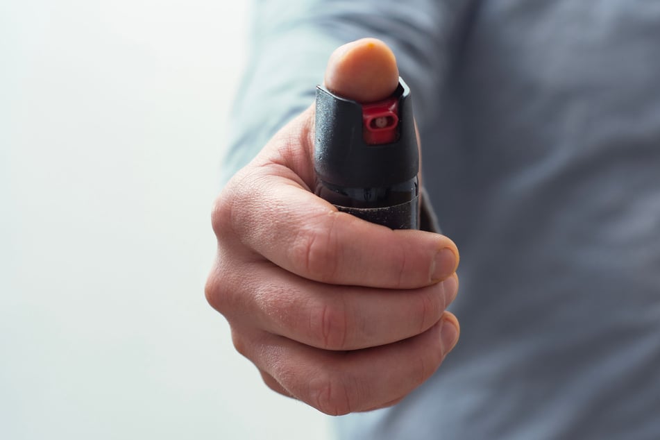 Wenn handelsübliches "Pfefferspray" als "Tierabwehrspray" oder "Hundeabwehr" deklariert ist, darf es in Deutschland mitgeführt werden. Fehlt diese Bezeichnung, fällt es unter das Waffengesetz. (Symbolbild)