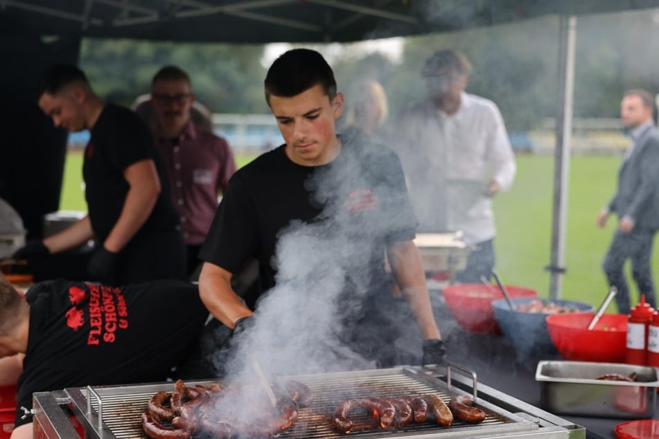 Die hungrigen Mäuler wurden unter anderem mit Wurstwaren der Fleischerei Schönfeld &amp; Söhne aus Borsdorf gestopft.