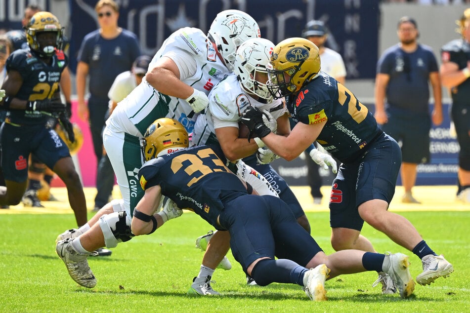 Das Warten ist zu Ende! Im Heinz-Steyer-Stadion wird wieder um das Leder-Ei gekämpft.