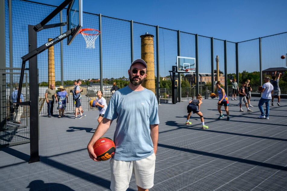 Thomas Höppner (40) freute sich über den Basketballplatz auf dem Dach.