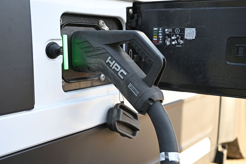 Bisher lassen sich nur neun von insgesamt 350 Transport-Laster der Spedition an einer solchen Stromtankstelle aufladen.