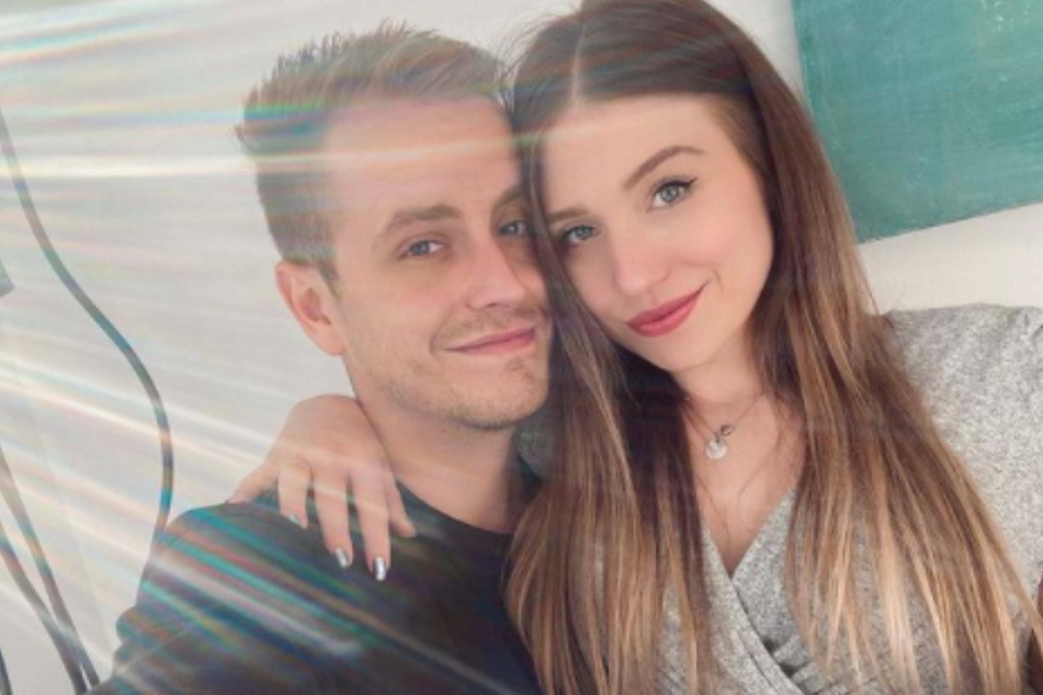 Julian (27) und Bianca Claßen (27) auf einem Instagram-Bild. Derzeit lassen die beiden ein Luxus-Ferienhaus in Spanien für ihre Familie errichten.