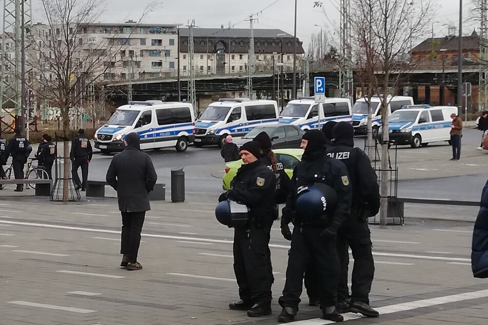 Am Cottbuser Hauptbahnhof blieb dank eines Polizei-Großaufgebots alles friedlich.