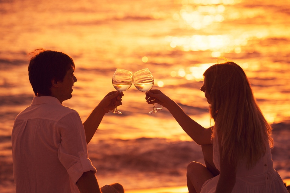 Ein Strandtag kann auch romantisch werden: Sonnenuntergang, heißer Sand, kühle Getränke - das ist wie Urlaub.