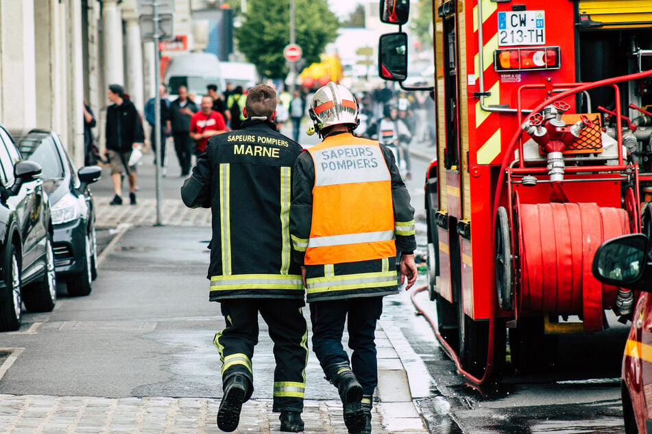 Die Feuerwehr war am frühen Morgen des Sonntags zum Wohnungsbrand im Wohngebäude gezogen. (Symbolbild)