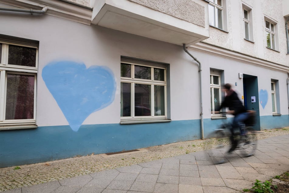 Die Anwohner haben die beiden Graffiti mit blauen Herzen übersprüht.