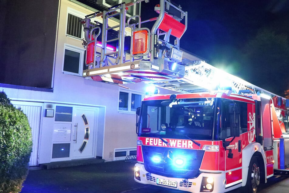 Dank des schnellen Eingreifens der 20 Einsatzkräfte der Düsseldorfer Feuerwehr konnte ein Übergreifen der Flammen auf ein Nachbarhaus verhindert werden.