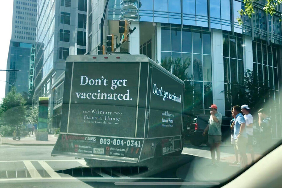 Mit schwarzem Humor gegen Corona: Ein Bestattungswagen mit der Aufschrift "Lass dich nicht impfen" fuhr durch Charlotte.