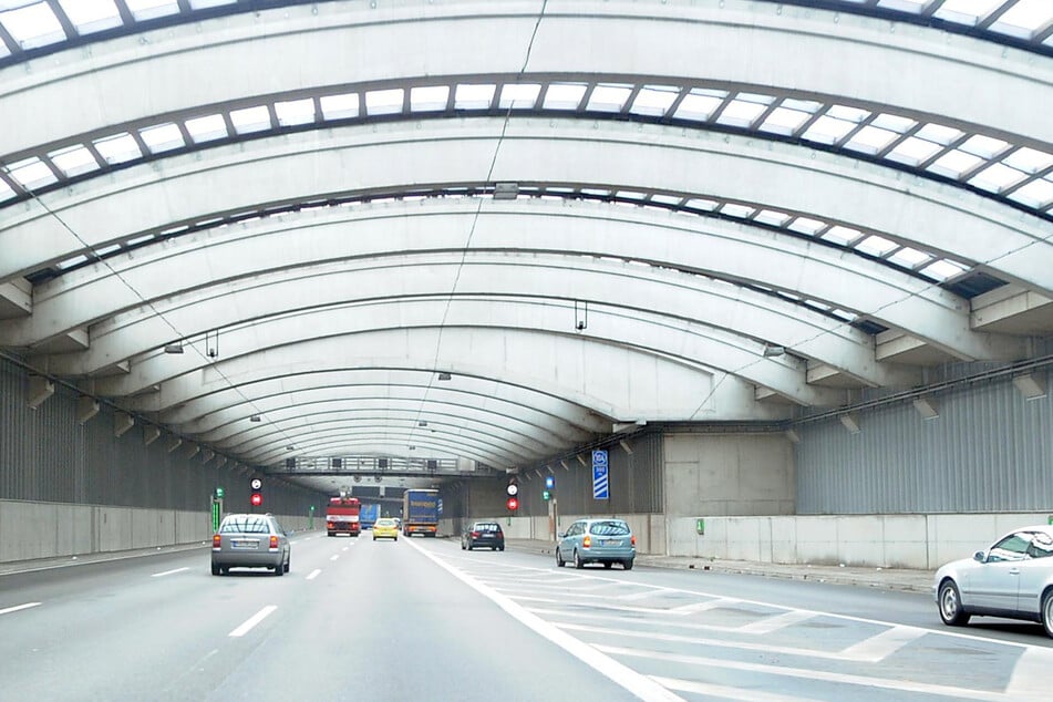 Wegen eines Feueralarms war der Autobahntunnel in Köln-Lövenich am Sonntagmittag zeitweise gesperrt.