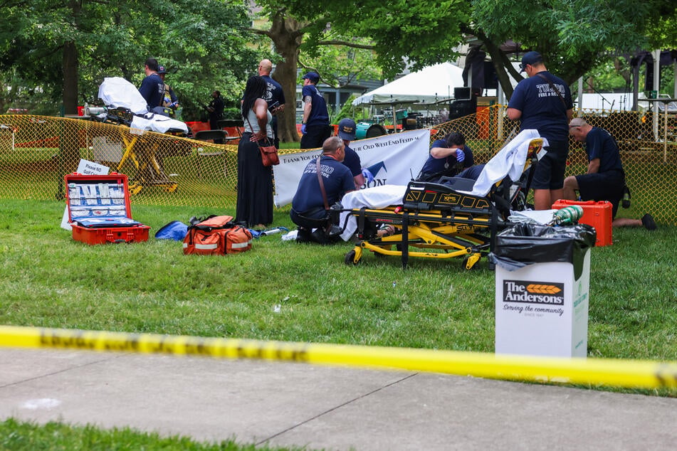 Ersthelfer versorgten eine Frau, die bei dem Vorfall verletzt wurde.