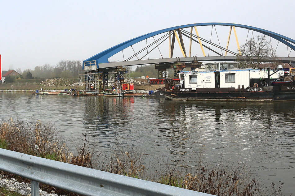 Sportboot kentert im Elbe-Havel-Kanal: Vater und Kinder retten sich an Land