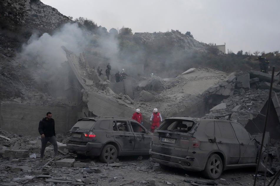 Rettungskräfte des Libanesischen Roten Kreuzes suchen nach Opfern eines israelischen Luftangriffs in einem Haus.