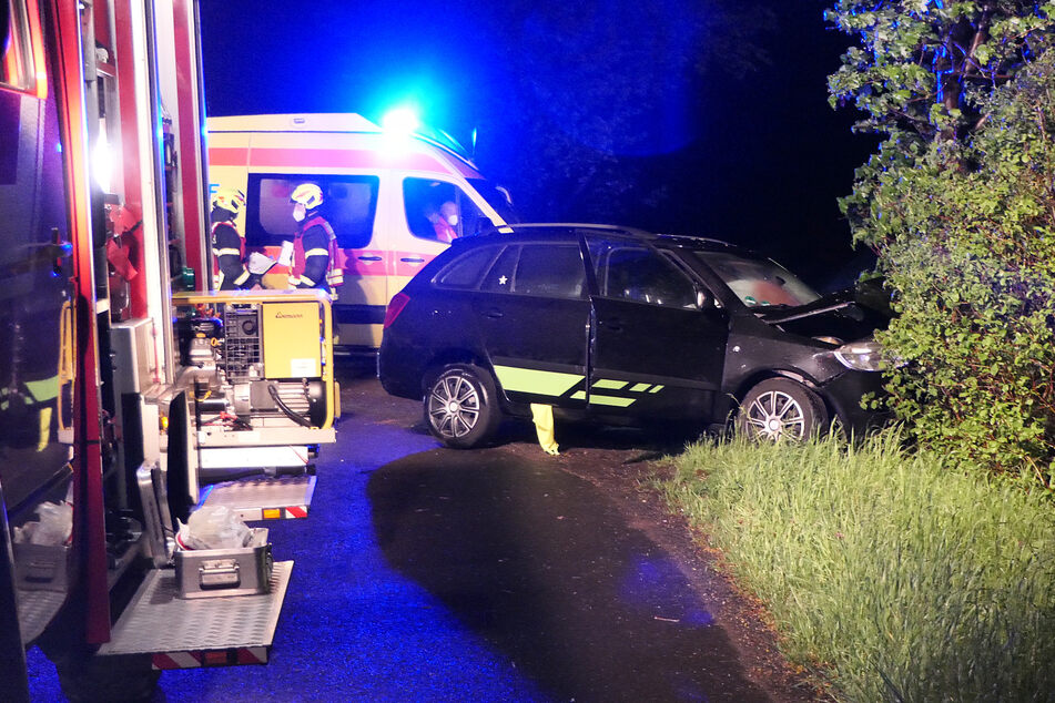 Ein Skoda krachte am Mittwochabend gegen einen Baum.