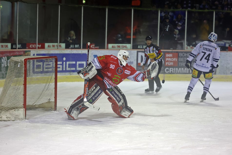 An ihm kamen die Eislöwen nicht vorbei: Eispiraten-Goalie Oleg Shilin (33).