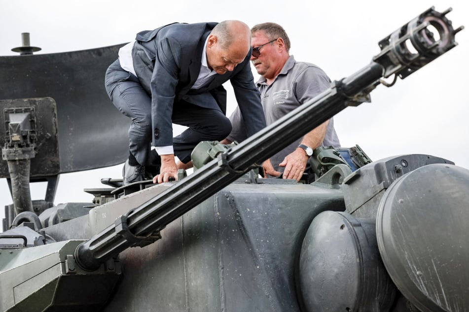 Bundeskanzler Olaf Scholz (64, SPD) klettert in einen Gepard-Panzer.