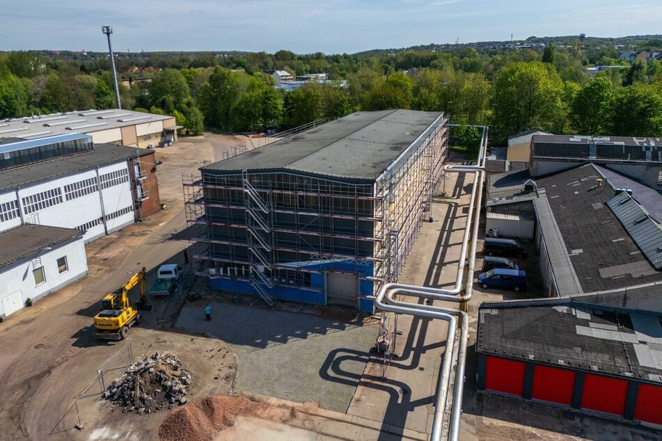 Die ehemalige Industrielagerhalle wird zur neuen Skatehalle und ersetzt damit die alte "Druckbude". An der Au^ßenfassade wird noch gearbeitet.