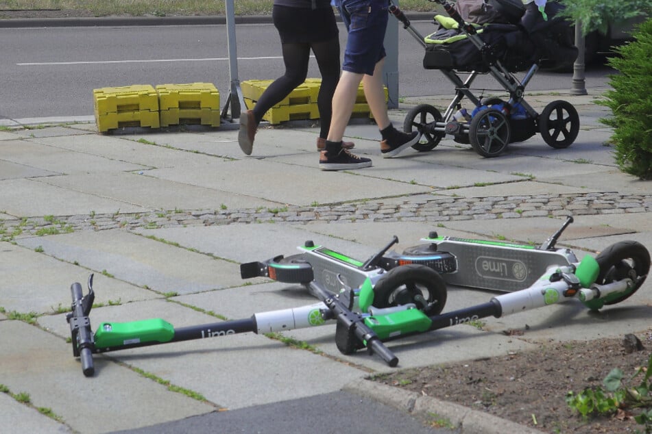 Viel zu oft werden die Scooter umgestoßen, behindern dann Fußgänger und Kinderwagen.