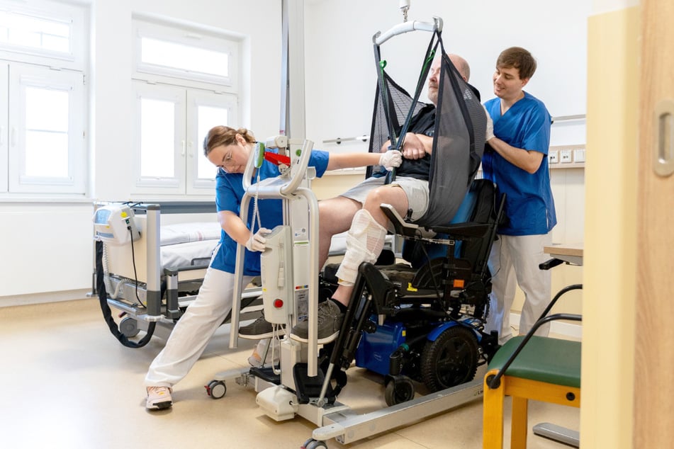 So sieht ein Arbeitstag als Pflegehelfer bei der KLINIK BAVARIA aus
