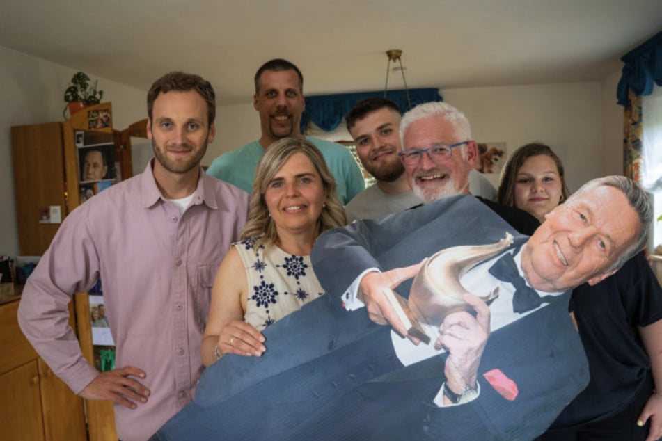 Leon Windscheid (37, l.) besucht eine bayrische Familie, deren großes Idol Roland Kaiser ist.